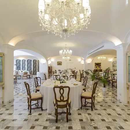 Grand La Favorita Hotel